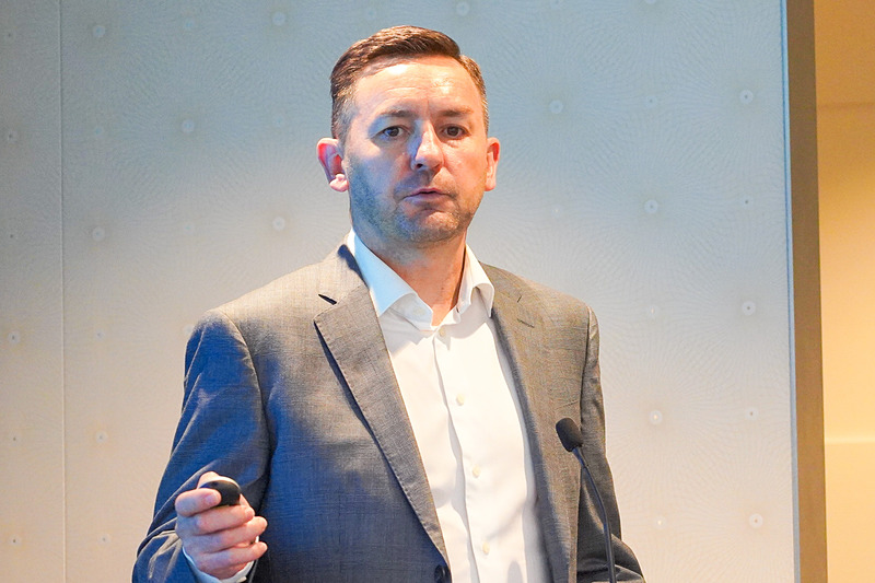 MaaSに関する取り組みを説明した、日本マイクロソフト株式会社 執行役員 常務 エンタープライズ事業本部長 ヘニー・ローブシャー氏