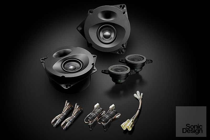 SonicPLUSは加工不要な「ボルトオン＆カプラーオン装着」を採用し、エンクロージュア一体型ユニットで高音質を実現する車種別スピーカーパッケージ