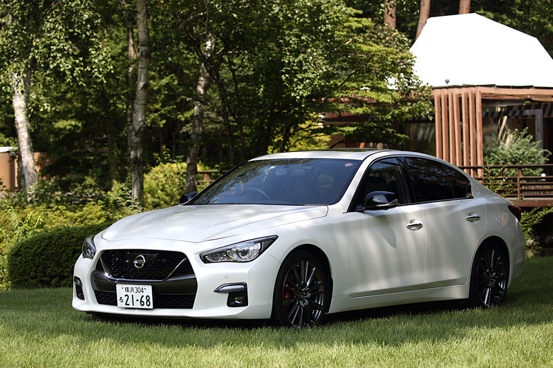 9月に発売される大幅改良した新型「スカイライン」。写真はV型6気筒DOHC 3.0リッターツインターボ「VR30DDTT」型エンジンを搭載する「400R」（552万3120円）。最高出力298kW（405PS）/6400rpm、最大トルク475Nm（48.4kgfm）/1600-5200rpmを発生する