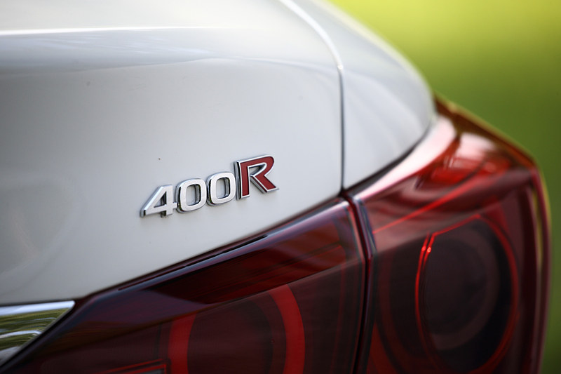 400Rのエクステリアでは、専用デザインの19インチホイールやレッド塗装のブレーキキャリパー、ブラックドアミラーなどを採用。トランクリッドには400Rのエンブレムが備わる