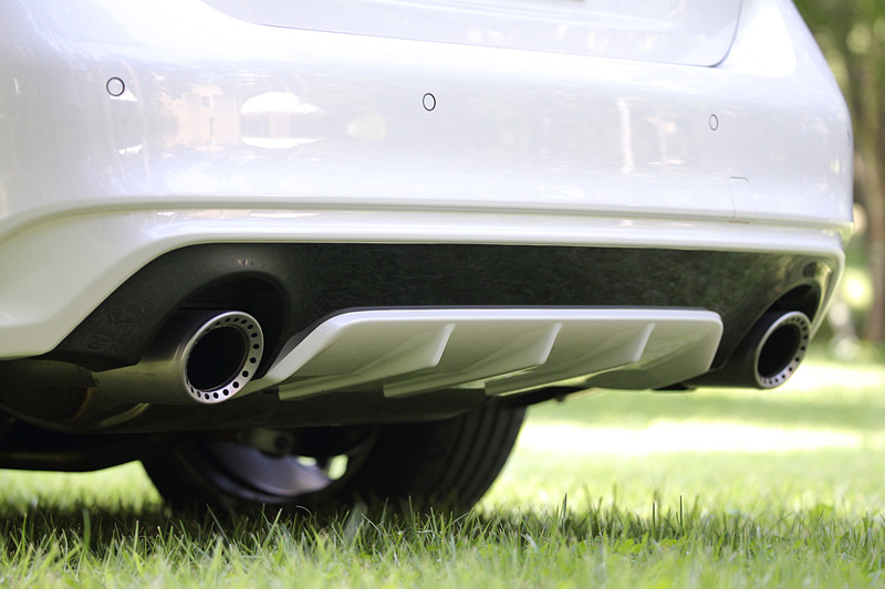 400Rのエクステリアでは、専用デザインの19インチホイールやレッド塗装のブレーキキャリパー、ブラックドアミラーなどを採用。トランクリッドには400Rのエンブレムが備わる