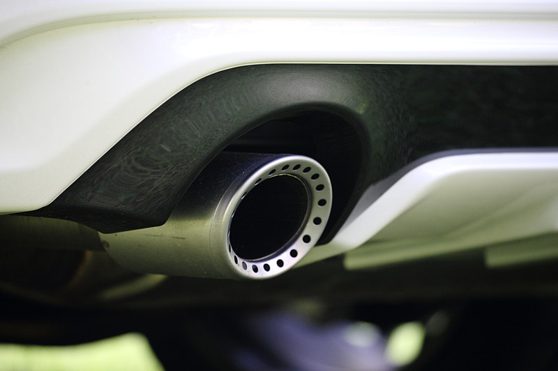 400Rのエクステリアでは、専用デザインの19インチホイールやレッド塗装のブレーキキャリパー、ブラックドアミラーなどを採用。トランクリッドには400Rのエンブレムが備わる