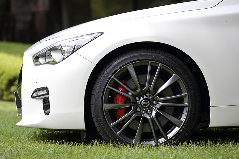 400Rのエクステリアでは、専用デザインの19インチホイールやレッド塗装のブレーキキャリパー、ブラックドアミラーなどを採用。トランクリッドには400Rのエンブレムが備わる