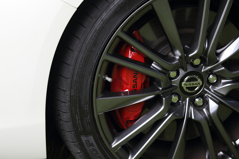 400Rのエクステリアでは、専用デザインの19インチホイールやレッド塗装のブレーキキャリパー、ブラックドアミラーなどを採用。トランクリッドには400Rのエンブレムが備わる