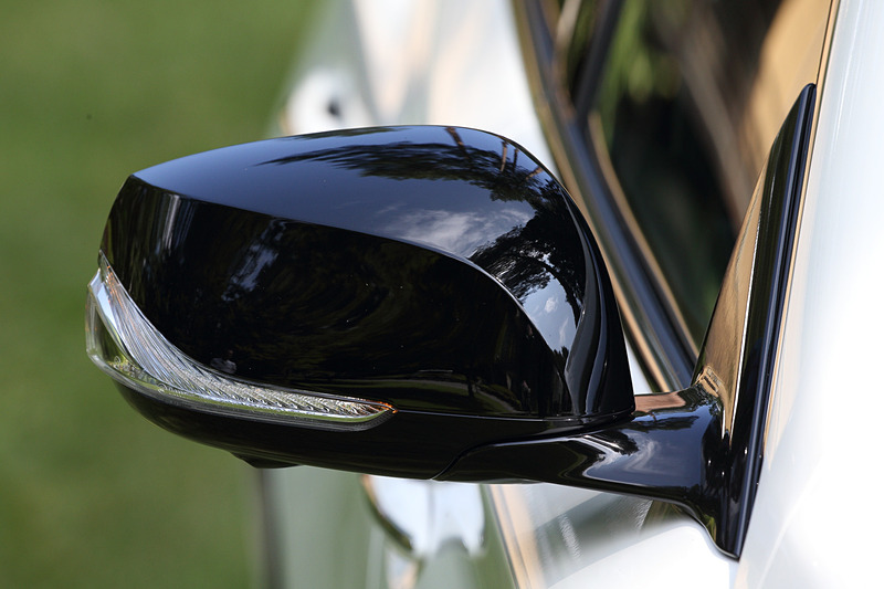 400Rのエクステリアでは、専用デザインの19インチホイールやレッド塗装のブレーキキャリパー、ブラックドアミラーなどを採用。トランクリッドには400Rのエンブレムが備わる