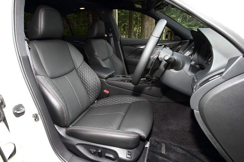 400Rのインテリアではレッドステッチをあしらったキルティング加工のシートを装備