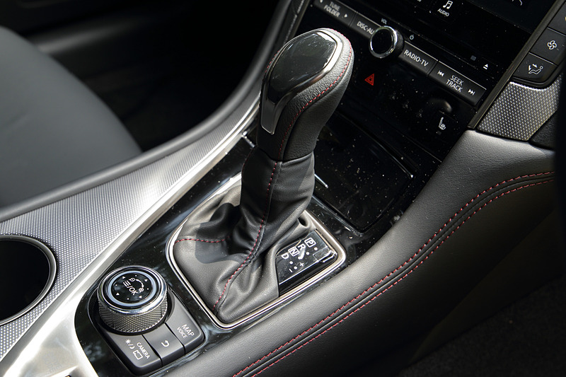 400Rのインテリアではレッドステッチをあしらったキルティング加工のシートを装備