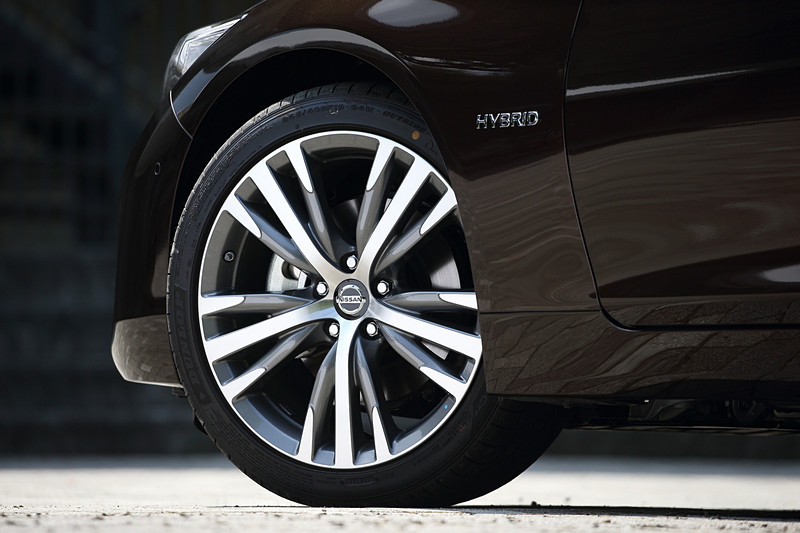 大幅改良モデルのエクステリアでは、エンブレム変更のほかにフロントグリルに日産ブランドの象徴である「Vモーショングリル」を採用するとともに、リアまわりではスポーツエキゾーストフィニッシャーを装着。リアコンビネーションランプはスカイラインのデザインアイコンである丸目4灯スタイルになった。GT Type SPの足下は19インチホイールにダンロップ「SP SPORT MAXX 050 DSST CTT」（245/40RF19）の組み合わせ