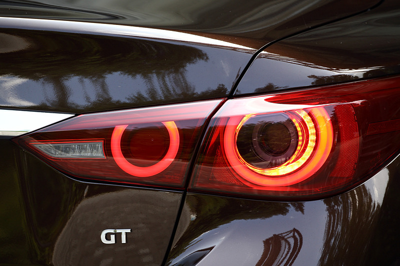 大幅改良モデルのエクステリアでは、エンブレム変更のほかにフロントグリルに日産ブランドの象徴である「Vモーショングリル」を採用するとともに、リアまわりではスポーツエキゾーストフィニッシャーを装着。リアコンビネーションランプはスカイラインのデザインアイコンである丸目4灯スタイルになった。GT Type SPの足下は19インチホイールにダンロップ「SP SPORT MAXX 050 DSST CTT」（245/40RF19）の組み合わせ