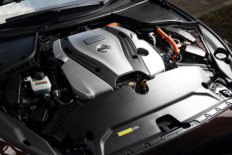 ハイブリッドモデルが搭載する最高出力225kW（306PS）/6800rpm、最大トルク350Nm（35.7kgfm）/5000rpmを発生するV型6気筒DOHC 3.5リッター「VQ35HR」型エンジン。これに最高出力50kW（68PS）、最大トルク290Nm（29.6kgfm）の「HM34」型モーターを組み合わせる