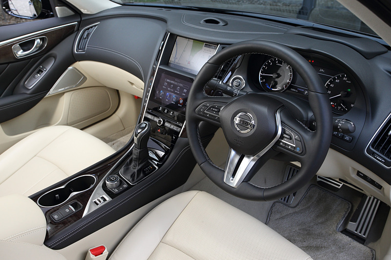 インテリアではハイブリッドモデルにプロパイロット 2.0で必要なプロパイロットスイッチやドライバーモニター、カラーヘッドアップディスプレイ、7インチアドバンスドドライブアシストディスプレイ、電動パーキングブレーキ（ターボモデルは足踏み式）などを装着