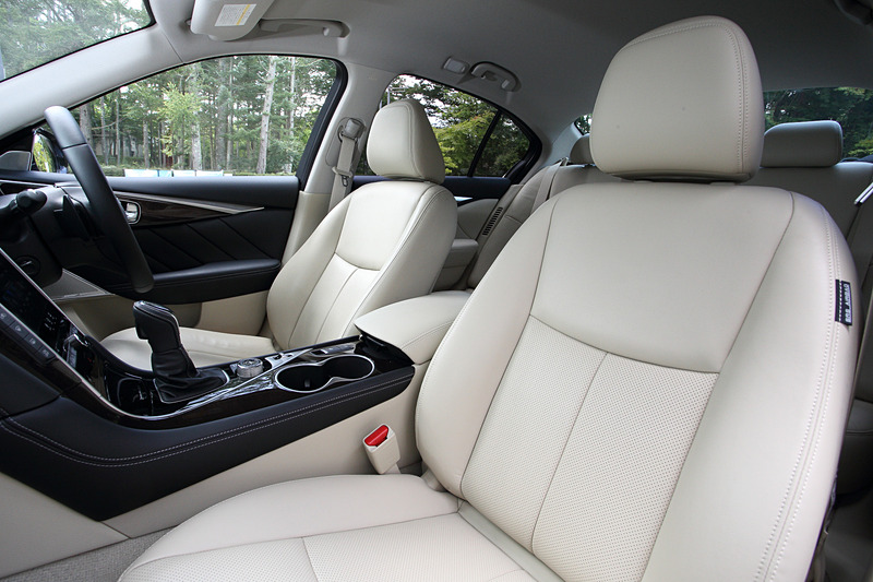 インテリアではハイブリッドモデルにプロパイロット 2.0で必要なプロパイロットスイッチやドライバーモニター、カラーヘッドアップディスプレイ、7インチアドバンスドドライブアシストディスプレイ、電動パーキングブレーキ（ターボモデルは足踏み式）などを装着