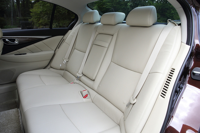 インテリアではハイブリッドモデルにプロパイロット 2.0で必要なプロパイロットスイッチやドライバーモニター、カラーヘッドアップディスプレイ、7インチアドバンスドドライブアシストディスプレイ、電動パーキングブレーキ（ターボモデルは足踏み式）などを装着