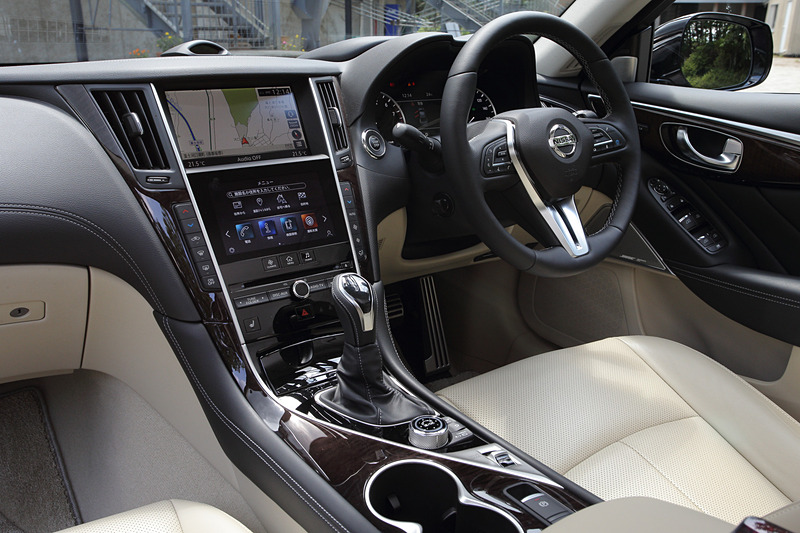 インテリアではハイブリッドモデルにプロパイロット 2.0で必要なプロパイロットスイッチやドライバーモニター、カラーヘッドアップディスプレイ、7インチアドバンスドドライブアシストディスプレイ、電動パーキングブレーキ（ターボモデルは足踏み式）などを装着