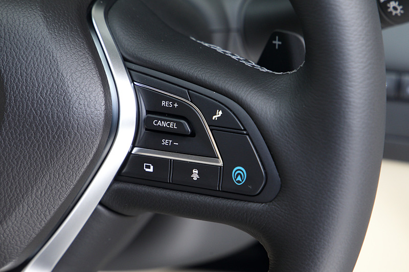 インテリアではハイブリッドモデルにプロパイロット 2.0で必要なプロパイロットスイッチやドライバーモニター、カラーヘッドアップディスプレイ、7インチアドバンスドドライブアシストディスプレイ、電動パーキングブレーキ（ターボモデルは足踏み式）などを装着