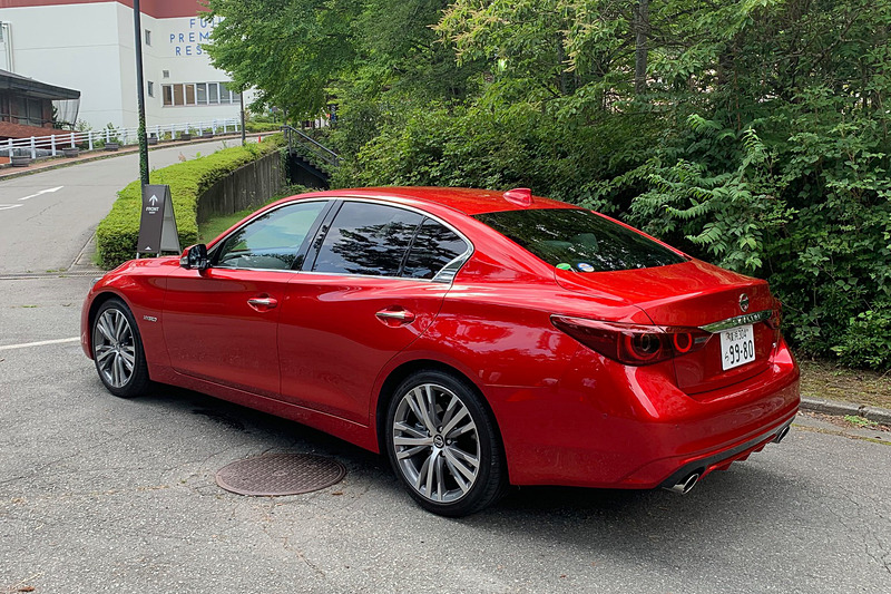 スカイラインの後ろ姿