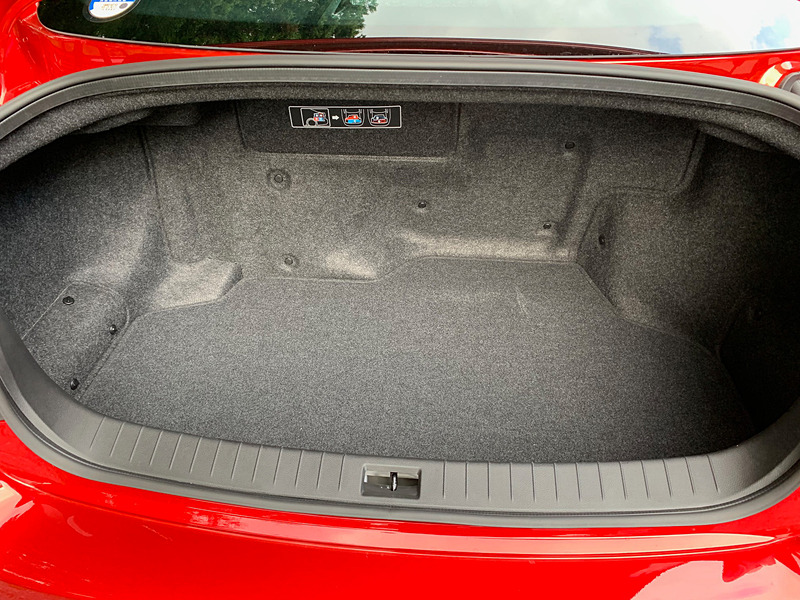 スカイラインのトランク。ハイブリッドのため、奥行きがあまりない