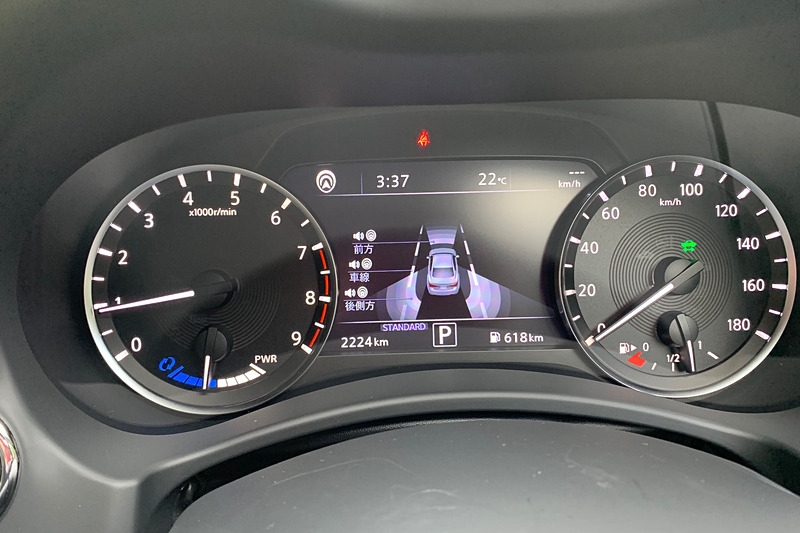 高精度なメーター。センサーが後方を見ている