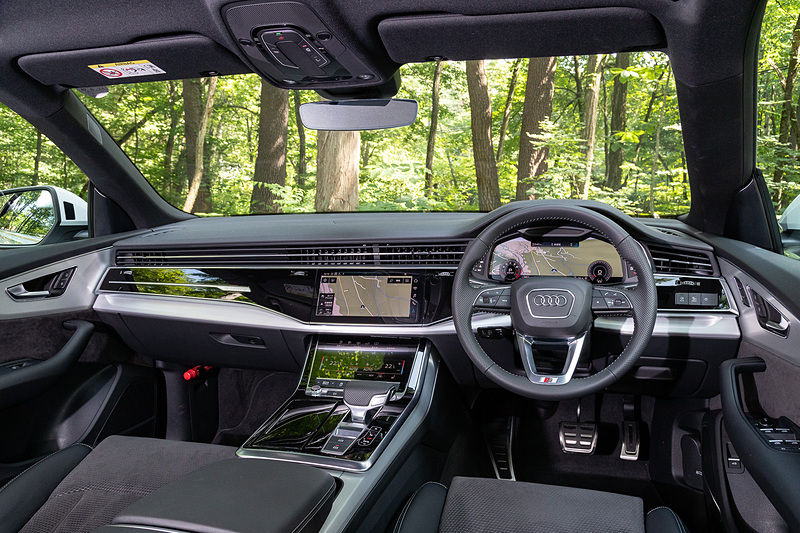 インテリアではA8などと同様に、タッチディスプレイを全面的に採用したMMIタッチレスポンスや大型バーチャルコクピットを備えるとともに、コネクテッド機能の「Audi connect」を搭載。