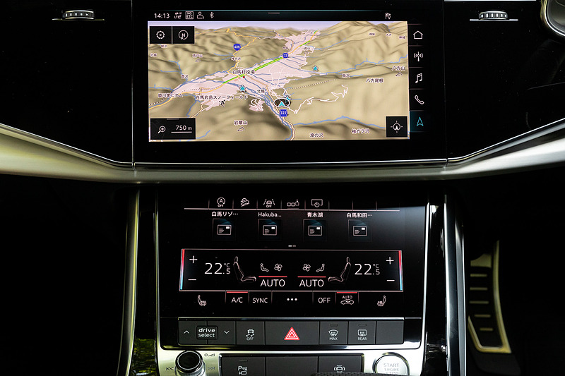 インテリアではA8などと同様に、タッチディスプレイを全面的に採用したMMIタッチレスポンスや大型バーチャルコクピットを備えるとともに、コネクテッド機能の「Audi connect」を搭載。