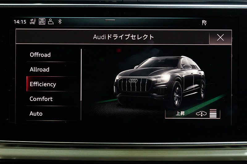 インテリアではA8などと同様に、タッチディスプレイを全面的に採用したMMIタッチレスポンスや大型バーチャルコクピットを備えるとともに、コネクテッド機能の「Audi connect」を搭載。