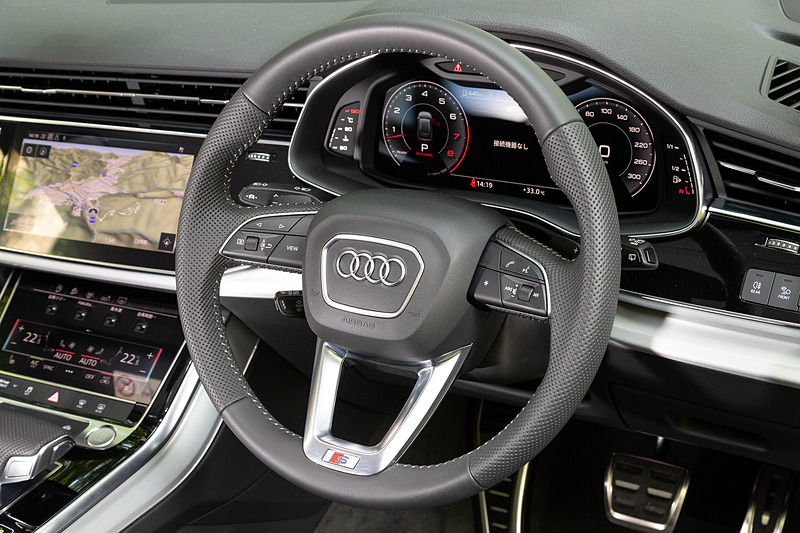 インテリアではA8などと同様に、タッチディスプレイを全面的に採用したMMIタッチレスポンスや大型バーチャルコクピットを備えるとともに、コネクテッド機能の「Audi connect」を搭載。