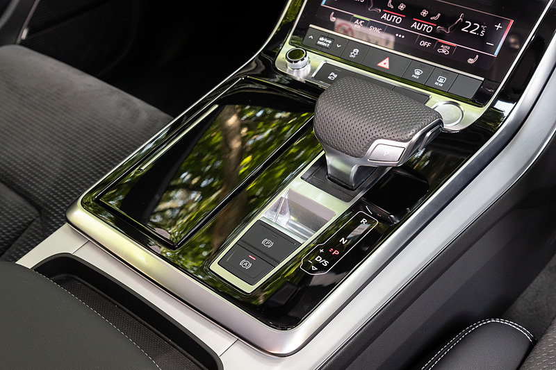 インテリアではA8などと同様に、タッチディスプレイを全面的に採用したMMIタッチレスポンスや大型バーチャルコクピットを備えるとともに、コネクテッド機能の「Audi connect」を搭載。