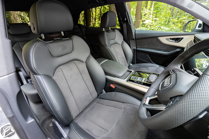 前後100mmのスライド調整が可能なリアシートなど、5名の乗員に十分なスペースを提供