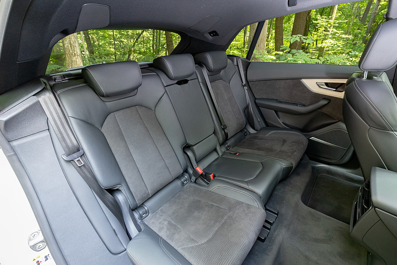 前後100mmのスライド調整が可能なリアシートなど、5名の乗員に十分なスペースを提供