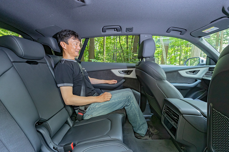 前後100mmのスライド調整が可能なリアシートなど、5名の乗員に十分なスペースを提供