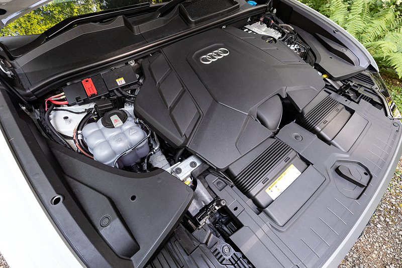 Q8が搭載するV型6気筒DOHC 3.0リッター直噴ターボエンジンは最高出力250kW（340PS）/5200-6400rpm、最大トルク500Nm/1370-4500rpmを発生。これに48Vマイルドハイブリッドシステムと8速AT「8速ティプトロニック」、クワトロ4WDシステムを組み合わせ、JC08モード燃費は10.3km/Lとしている