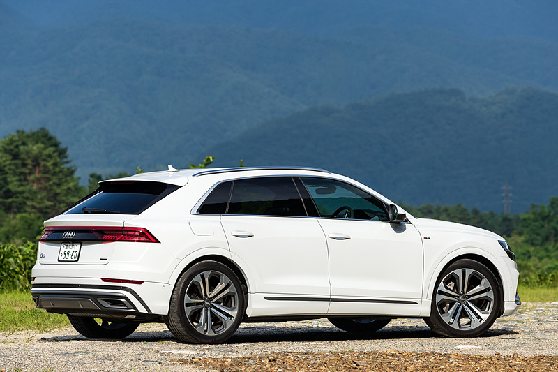 今回試乗したのは9月3日に発売されるクーペスタイルのフルサイズSUV「Q8」。試乗車の「Q8 55 TFSI クワトロ」（992万円。消費税8％込）のボディサイズは4995×1995×1705mm（全長×全幅×全高）、ホイールベースは2995mm