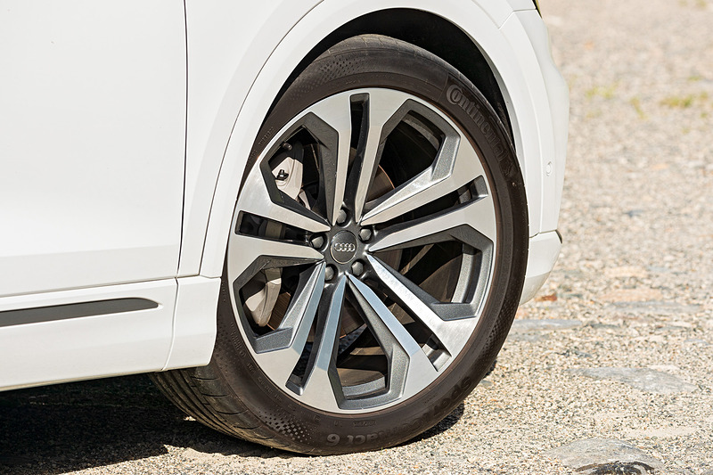 エクステリアでは、新しいQファミリーの顔となる8角形デザインのシングルフレームグリルを採用するとともに、クーペライクなルーフライン、フレームレスドア、最大22インチの大径ホイールなどでダイナミズムを表現。試乗車は5ツインアームデザインの22インチホイールにコンチネンタル「コンチスポーツコンタクト 6」（285/40R22）を装着