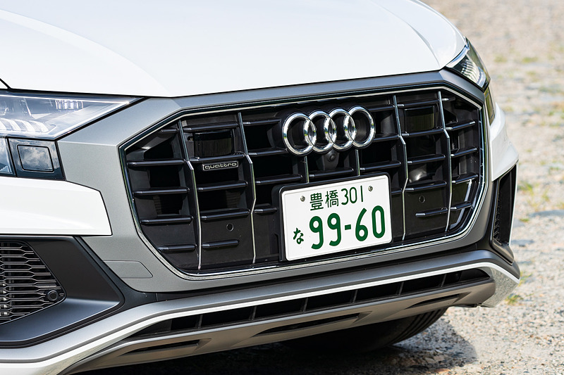 エクステリアでは、新しいQファミリーの顔となる8角形デザインのシングルフレームグリルを採用するとともに、クーペライクなルーフライン、フレームレスドア、最大22インチの大径ホイールなどでダイナミズムを表現。試乗車は5ツインアームデザインの22インチホイールにコンチネンタル「コンチスポーツコンタクト 6」（285/40R22）を装着