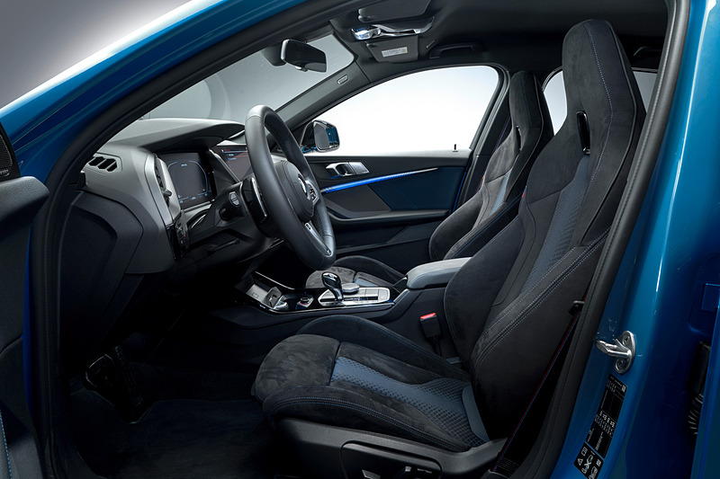 FFレイアウトの採用で車内スペースを拡大。リアシートの足下スペースは約40mm広がっている