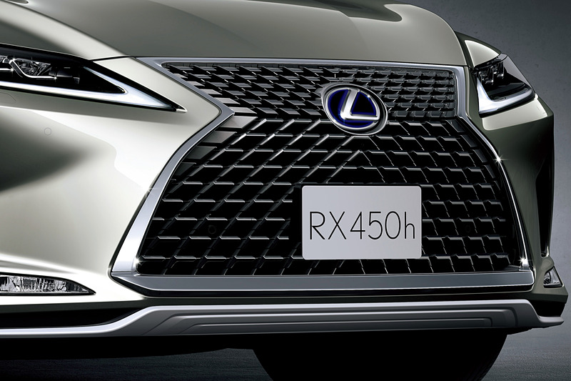 バンパーの形状変更を行ない、メッシュグリルの抑揚によってバンパーサイド部分との一体感を高めている