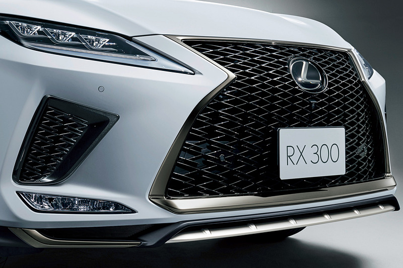 “F SPORT”は「F メッシュパターン」のグリルを採用。フロントバンパー両サイドにも大きな開口部を持ち、スポーティなイメージを強調している
