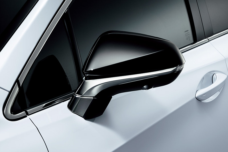 “F SPORT”のドアミラーはブラック塗装。そのほかのグレードはボディ同色となる