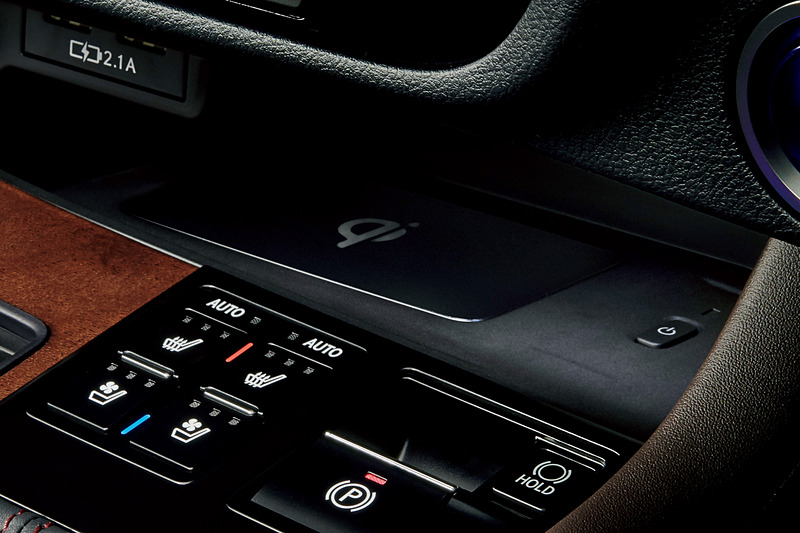 センターコンソールの前方には「おくだけ充電（qi）」の充電ポートを設定