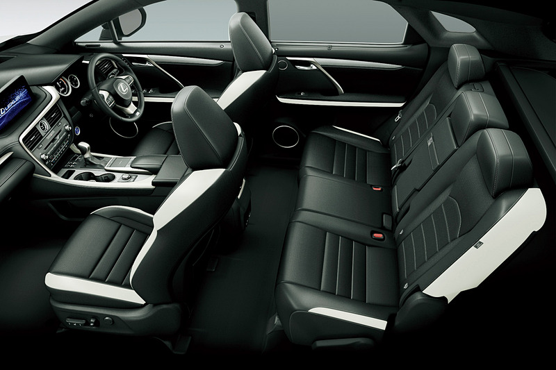 “F SPORT”専用となるブラック＆アクセントホワイトのシート