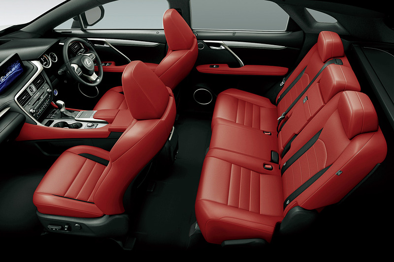 “F SPORT”専用となるフレアレッドのシート