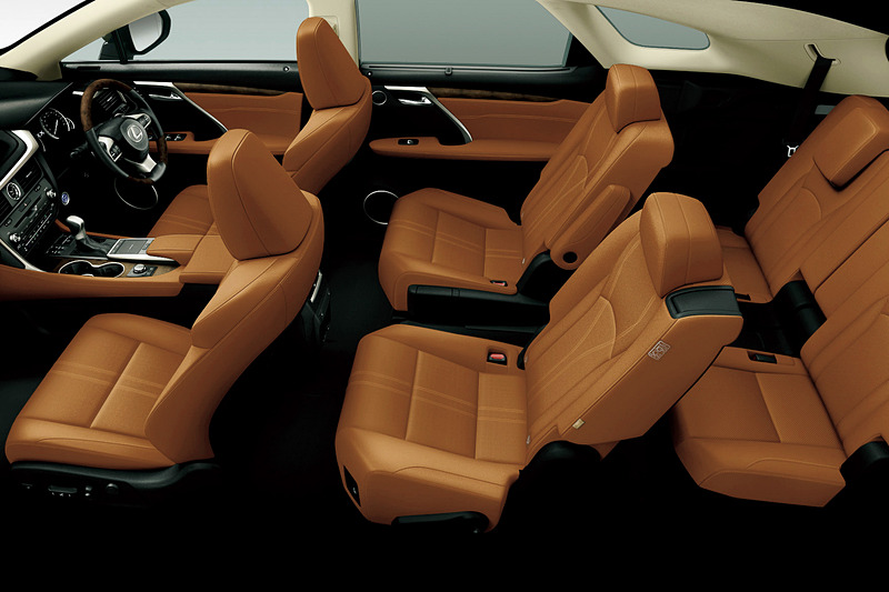 RX450hLでは新たにセカンドキャプテンシートをオプション設定