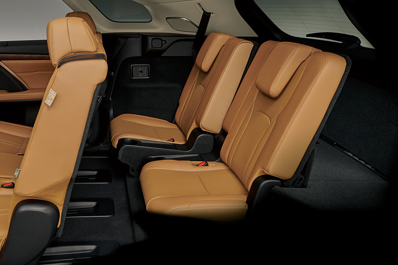 サードシートを前後スライド可能にして使い勝手を向上