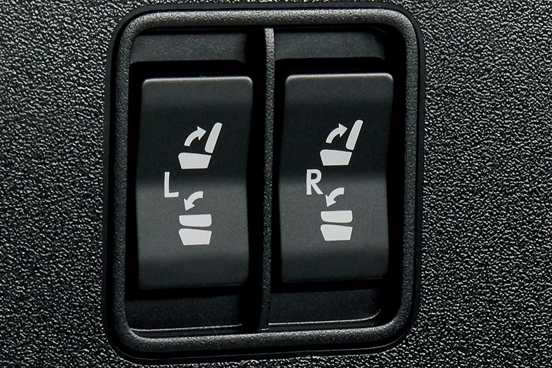 サードシートはスイッチ操作で電動格納/展開する