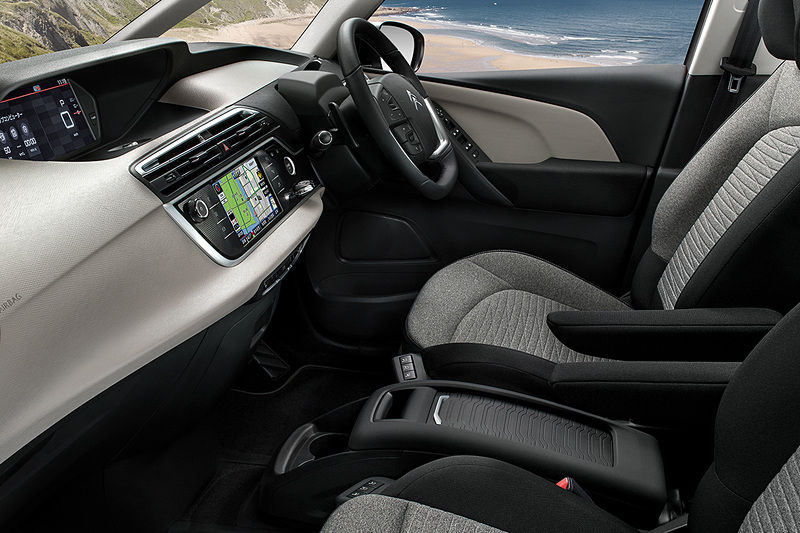 グレーベージュダッシュボードやブラック＆グレーベージュの2トーンファブリックシートを採用する