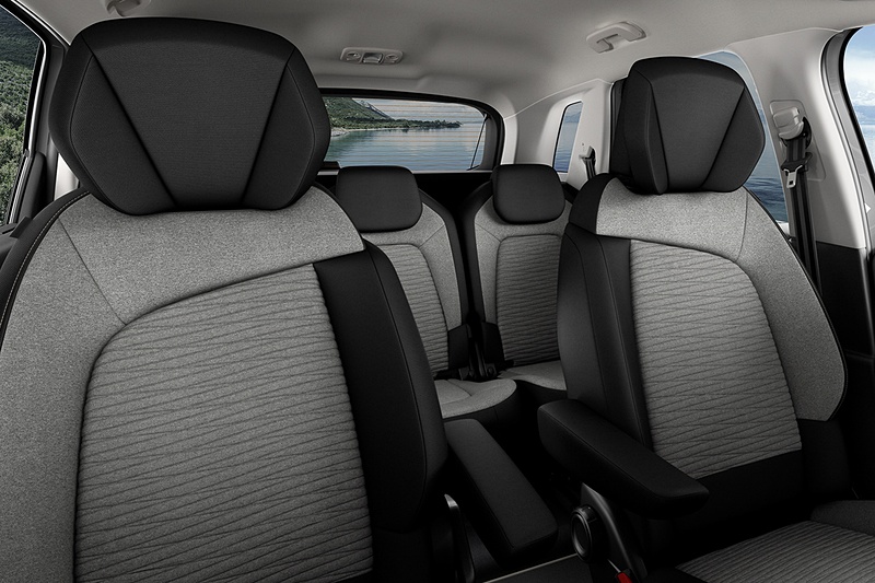 グレーベージュダッシュボードやブラック＆グレーベージュの2トーンファブリックシートを採用する