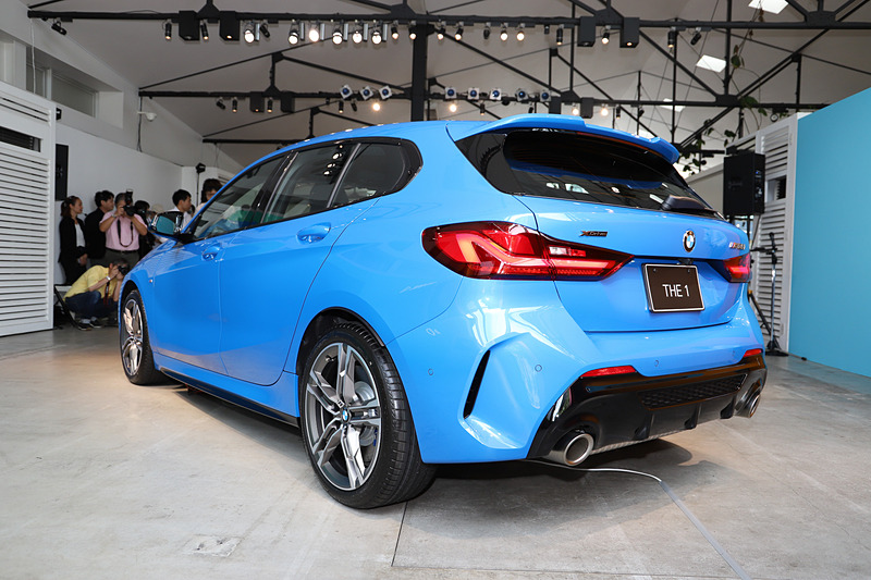 M135i xDriveのボディサイズは4355×1800×1465mm（全長×全幅×全高）で、ホイールベースは2670mm。最小回転半径は5.7m、最低地上高は155mm