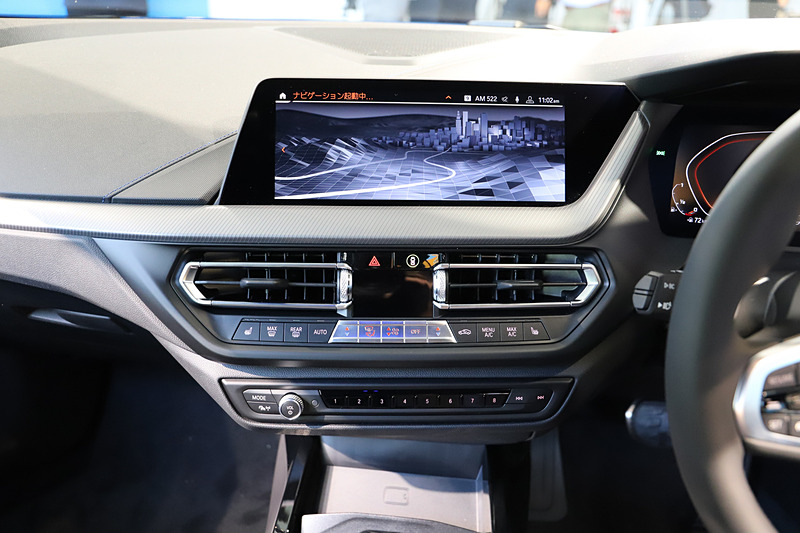 M135i xDriveは「BMWインテリジェント・パーソナル・アシスタント」を含む「ナビゲーション・パッケージ」を標準装備