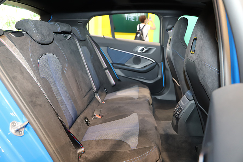 リアシートは4：2：4分割可倒式