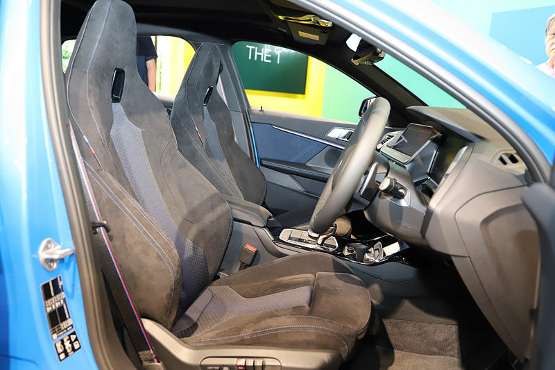 フロントシートはヘッドレスト一体型のMスポーツシート